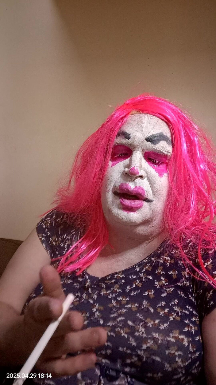 Stephanie-Nicole-TV: Женский клоун по телевизору курит и дает инструкцию по дрочке