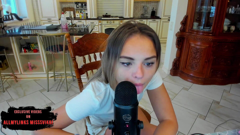 misss_vikki: Asmr College Girl liże mikrofon