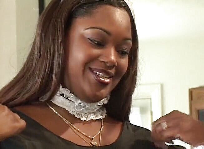 Big Beautiful Babes: 彼女の主人を喜ばせる非常に大きな黒のメイド