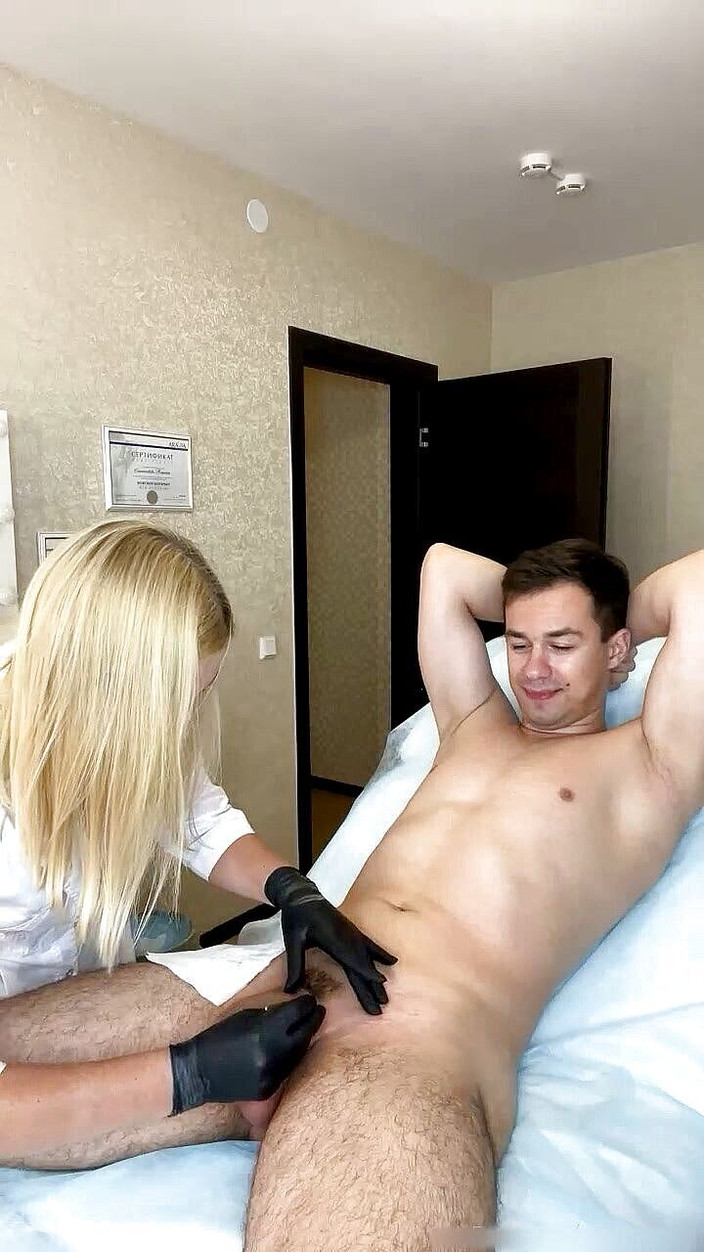 SugarNadya: 为俄罗斯网络摄像头模特完成深比基尼脱皮