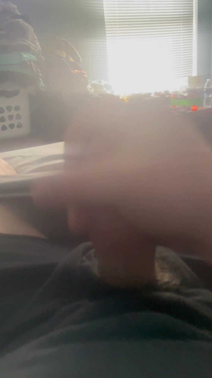 Alpha Starfox Solo: アマチュアストレート男けいれんオフ脂肪厚いコックは巨大なcumloadを与えます