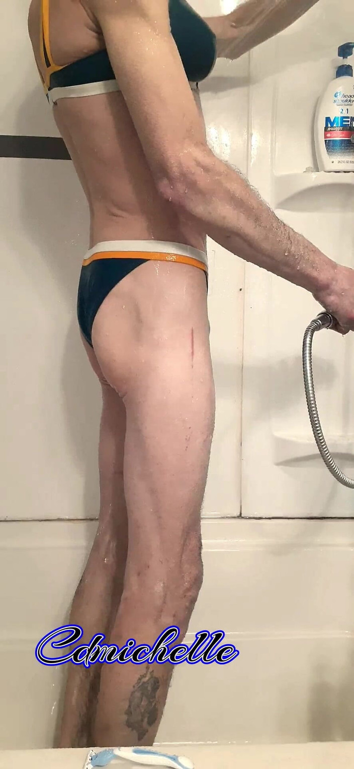 Crossdressers Cd Michelle wearing sexy lingerie: क्रॉसड्रेसर cdmichell नीला टू पीस स्विमसूट पहने हुए