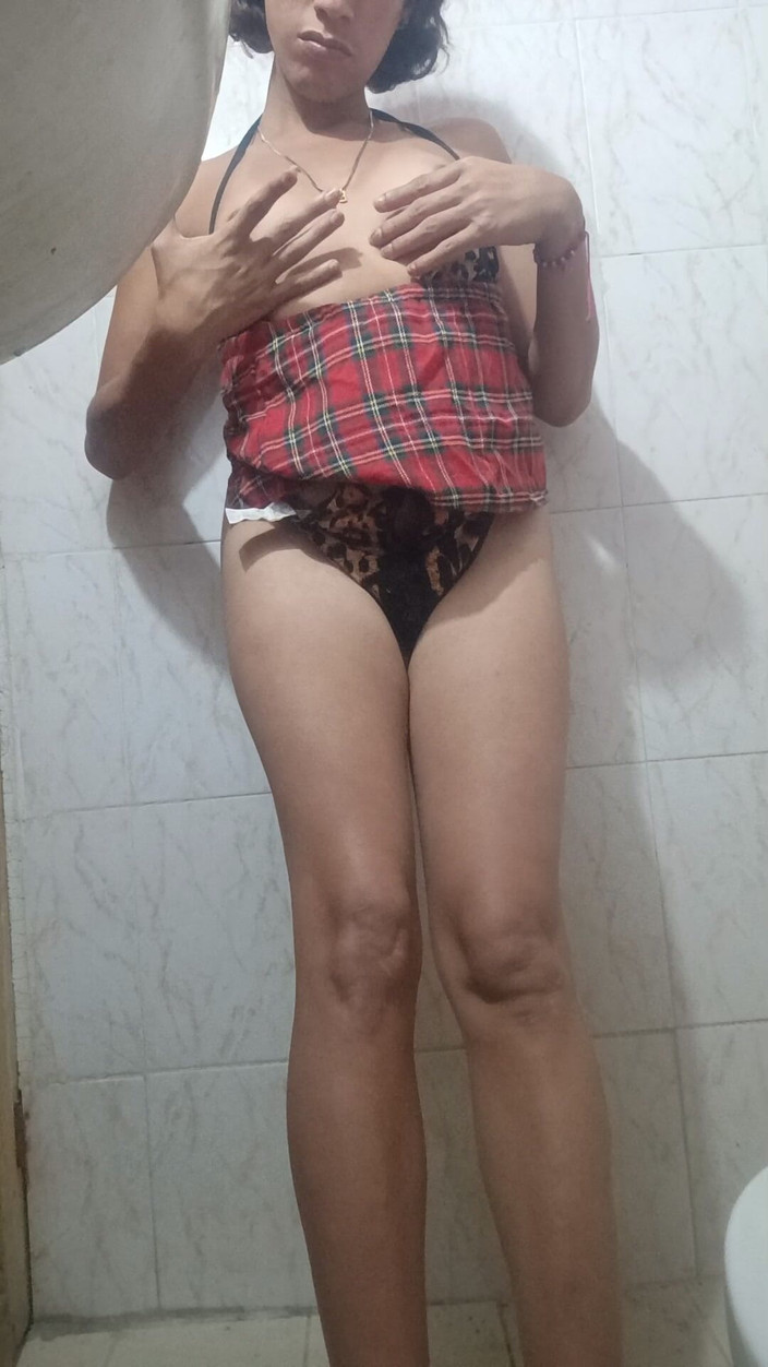 Femboy from Colombia: 지금은 혼자이지만 재미있게 지내고 있어요