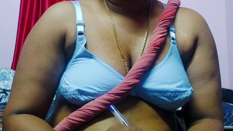 Desi Mohini: Stora bröst Desi Bhabhi Mohini njöt av sin styvson
