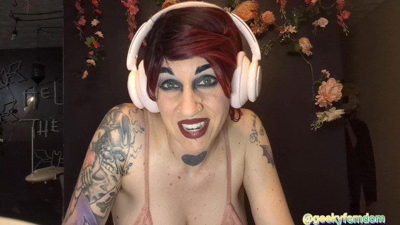 Geeky Femdom: Fată pasionată de jocuri Futa