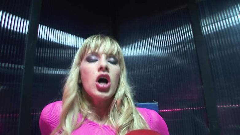 Fightclub: Slutty Boxing Trainer Chicks Jinx A Fight