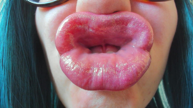 Rarible Diamond: 輝く唇のクローズアップでふくれっ面