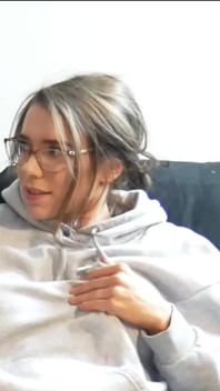 Ella mira a su hermanastra chupando padrastro y luego se la follan