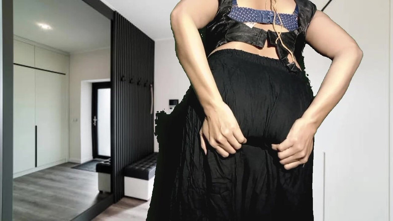 Monawife: 黑色礼服打开德西女孩在前面