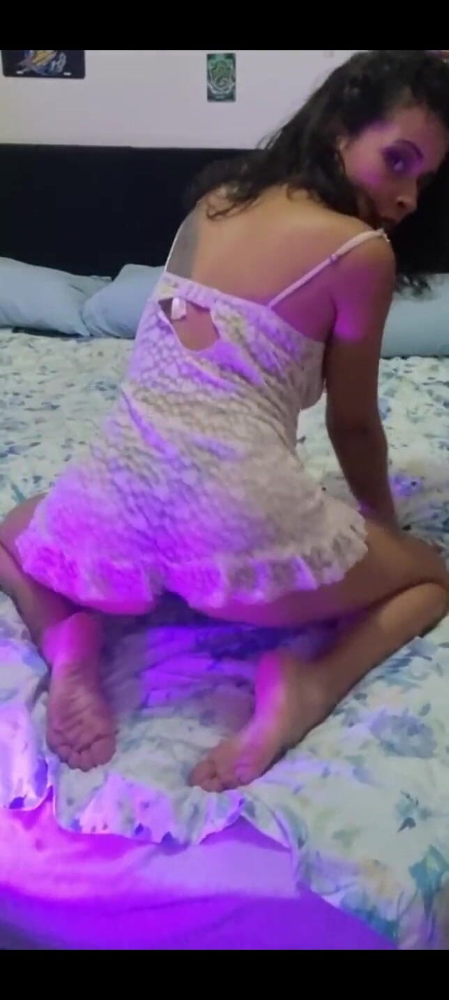 Espuleta Maia: Latina caliente se moja y se masturba en la cama...