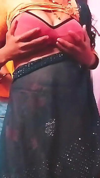 Une femme au foyer indienne sexy se fait baiser en levrette