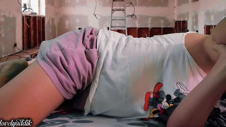 Lovelyaddik: Filipina MILF Waiting for Workers Under Construction Room