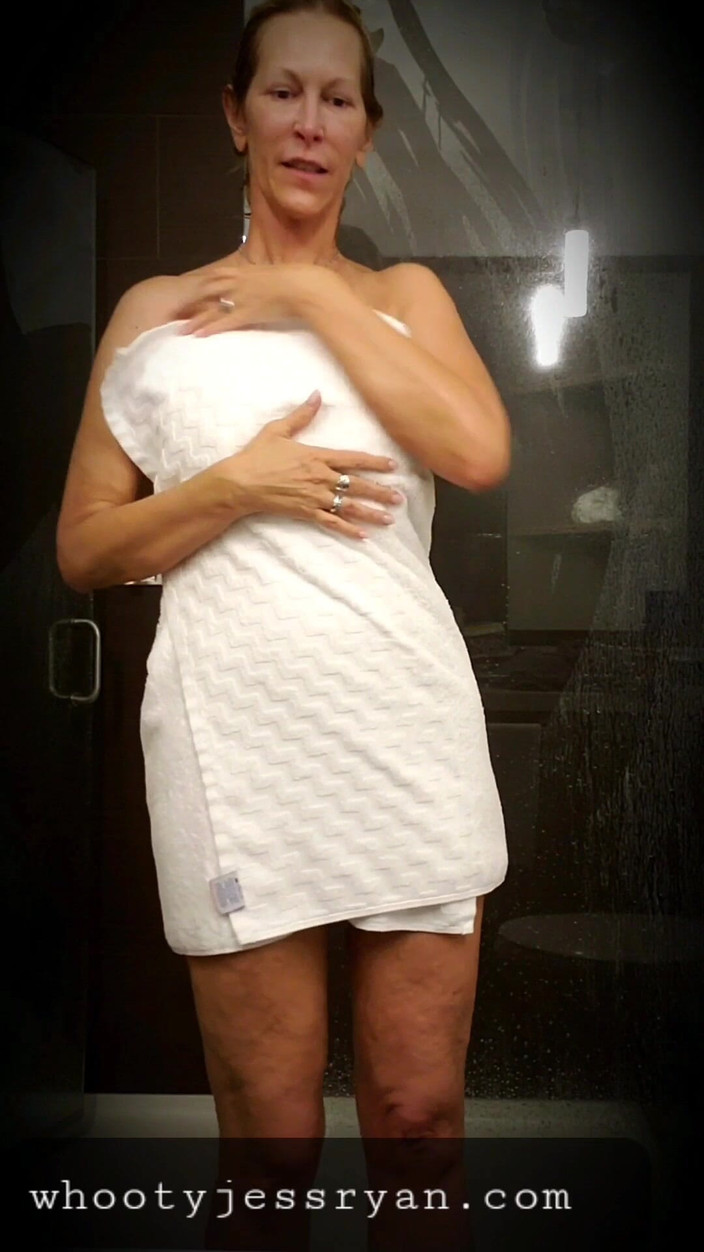 JessRyan: असली हॉट पत्नी jess ryan आपको नहाते समय देखने देती है