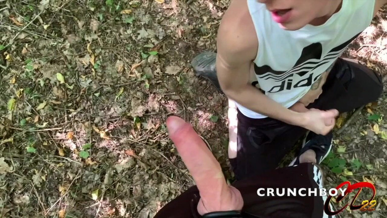 Bareback cum inside studio: 荡妇 twink 被匿名户外公园内射