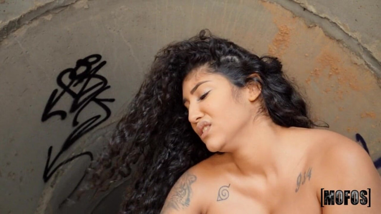 Public Pickups: Pickup pubblici - latina tettona tatuata prende un grosso cazzo punto...