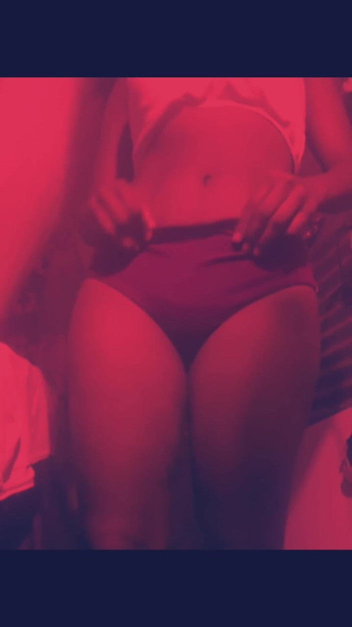 Dorelviss: Мой отчим хочет видео, на котором показаны мои шорты и мои большие сиськи и мастурбирует меня