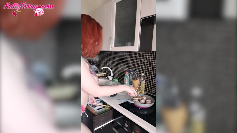 Katty Grray: Redhead student loves dance naked in kitchen - solo