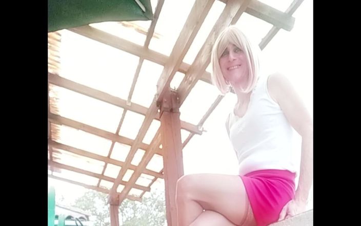 Faustine: Seksowna blondynka Crossdresser Shemale Outdoor czerwona spódnica na wysokich obcasach