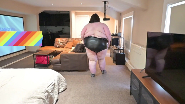 SSBBWLadyBrads: Ssbbw deusa apertada terno de couro andando