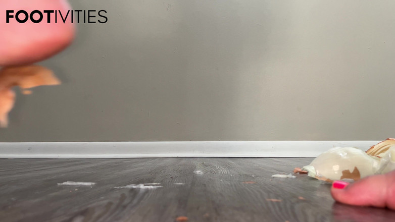 footivities: Pie Aplastamiento De Cebolla 4K Pies Video En Primer Plano