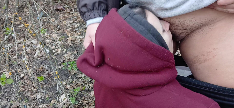 Lesbian-illusion: 我在森林里撒尿并操我的情人的嘴巴，这样我的妻子就不会抓住我们