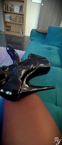 Ti Innamori Dei Miei Stivali E Delle Mie Calze - Mistress Julia.