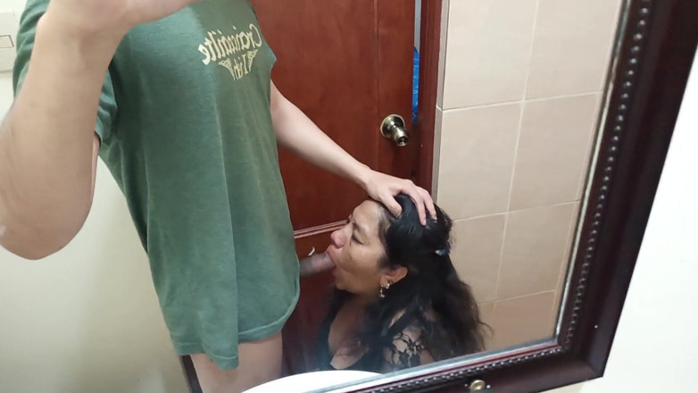 Moo DBOXXX: Creștină matură adoră să-mi sugă pula, vânzătorul de alimente a...