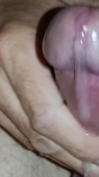 Nahá zblízka Nesestříhané honění ptáka, sténající orgasmus, lahodné krémové sperma - Rockard Daddy