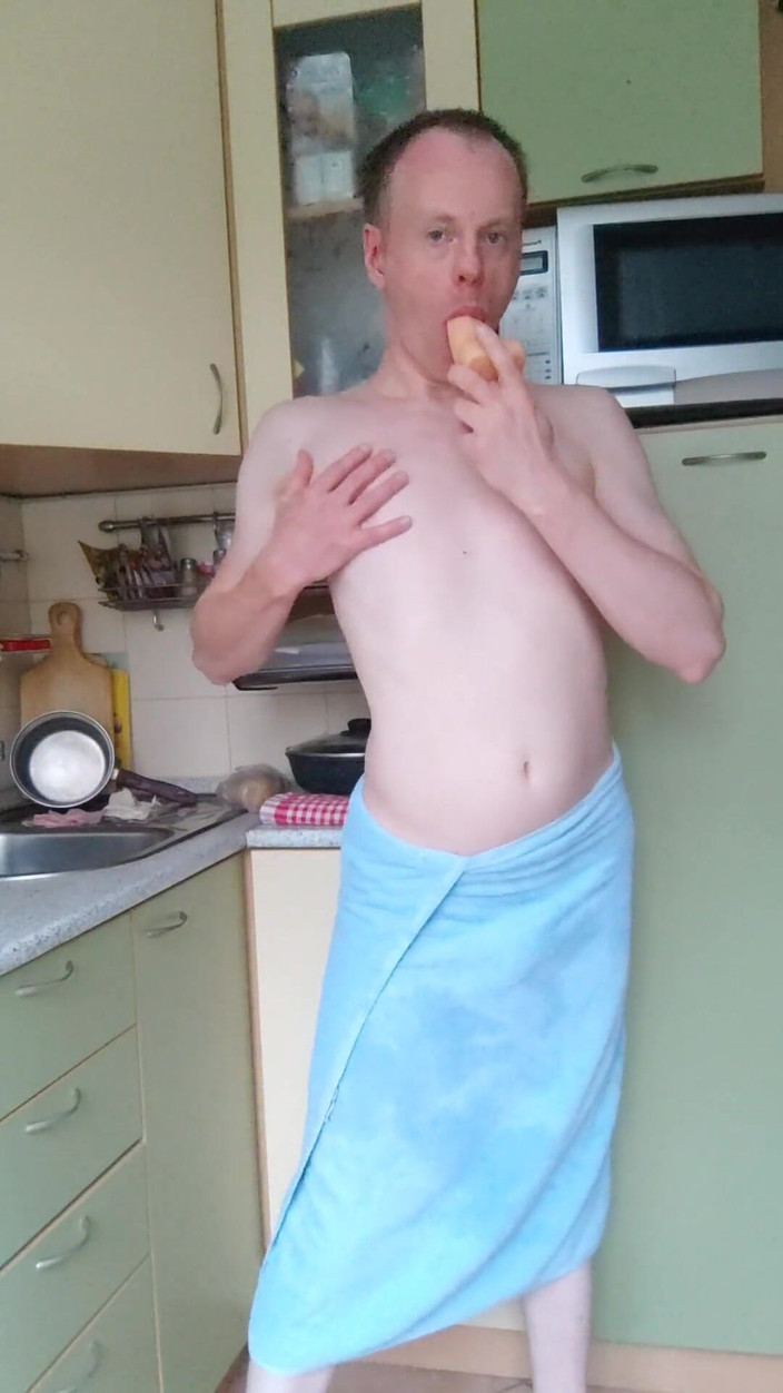 Lana Tuls Production: Lanatuls - анальна повія і повія - трахається в дупу з ділдо на кухні