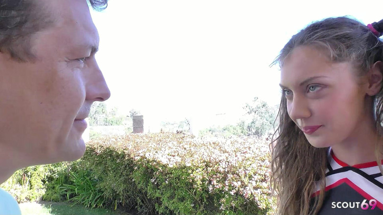 Full porn collection: 훈련 후 발정난 마른 치어리더 십대 엘레나를 따먹는 쿼터백