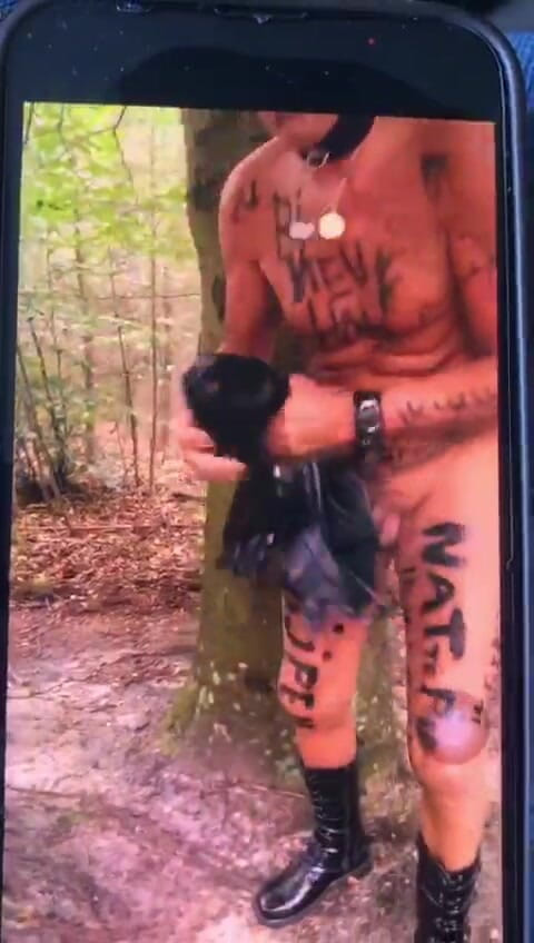 Benb Studio: सजा के रूप में एक पेड़ से बांधा