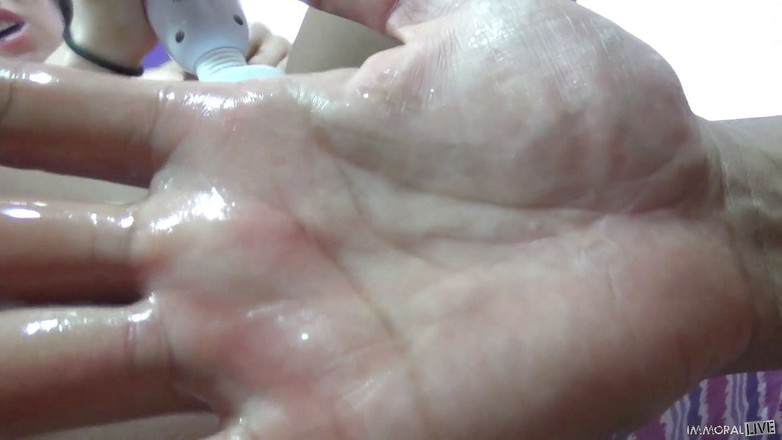 Squirt God: “这是否意味着从现在开始我将能够射精” - 梅根雨的第一次高潮！