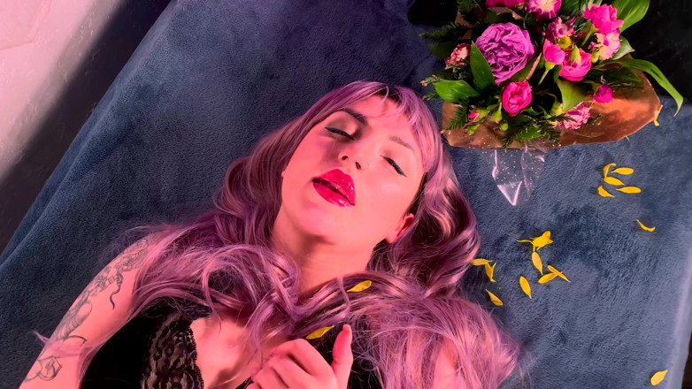 Edita Fantasy: Мила сучка пристрасно смокче величезний гумовий ділдо і катається на ній у мокрій пизді - день Святого Валентина