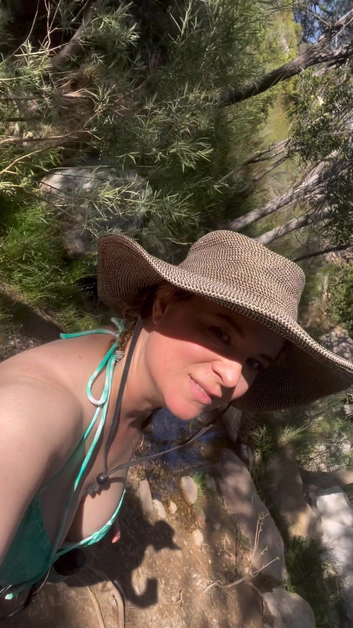 Erin Electra: 溪边的比基尼继母