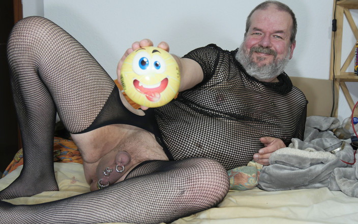 Qualzucht: Anaal rekken in sexy visnetkleren