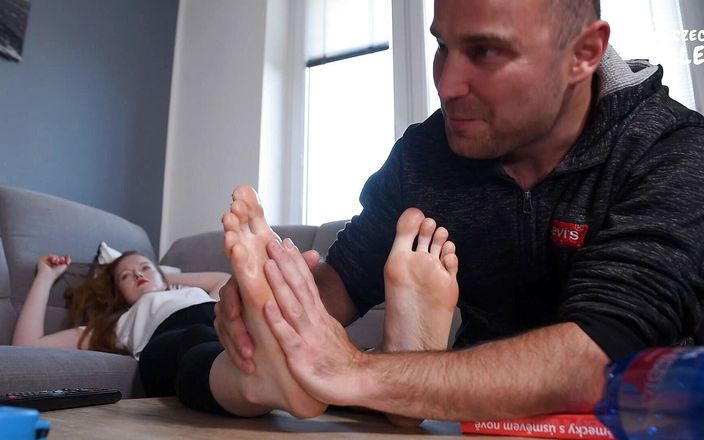 Czech Soles - foot fetish content: Kochanek wielkich stóp mierzy i porównuje stopy swojej żony