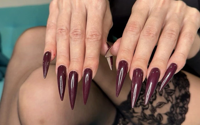 Julia domaina: Dark purple unhas longas, dedo estalando e chupando, garras, palmas...