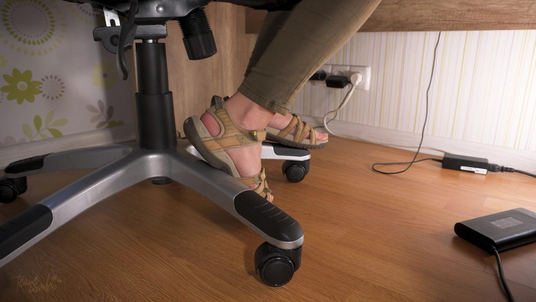 Teasecombo 4K: Люблю її ноги в зношених босоніжках під столом