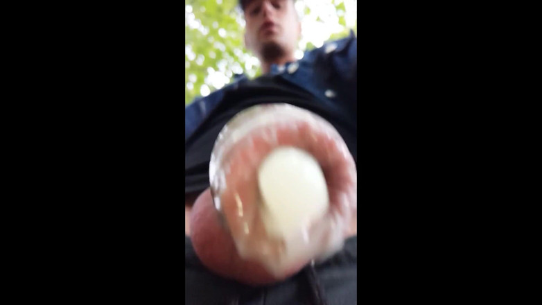 Idmir Sugary: Chlapec chodí s kondomem naplněným mrdkou na svém neohozeného ptáka...