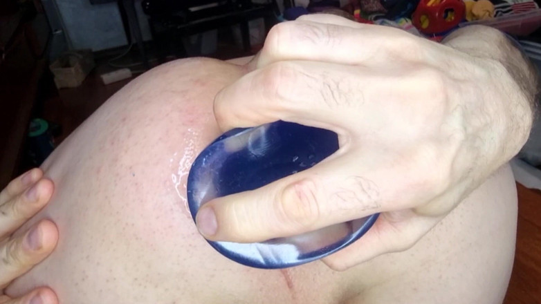 Giantasshole: Mój gruby, twardy korek pieprzy mnie w tyłek!