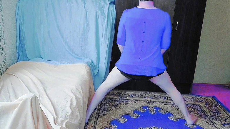 Kitty_Cross: Yumuşak güneş ışığında yerde yatan güzel transeksüel