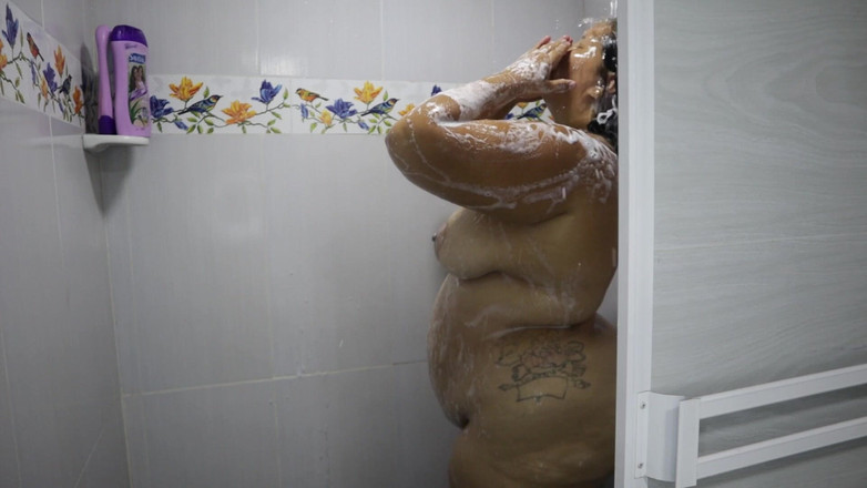 Lexly_16: Kız banyo yapıyor ve çok ateşli latine dokunuyor