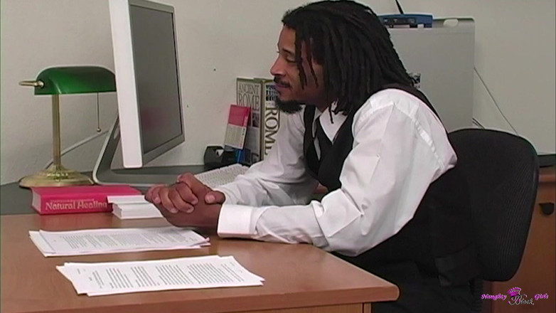 Naughty Black Girls: Aaliyah Jolie à gros cul se penche et prend sa grosse...