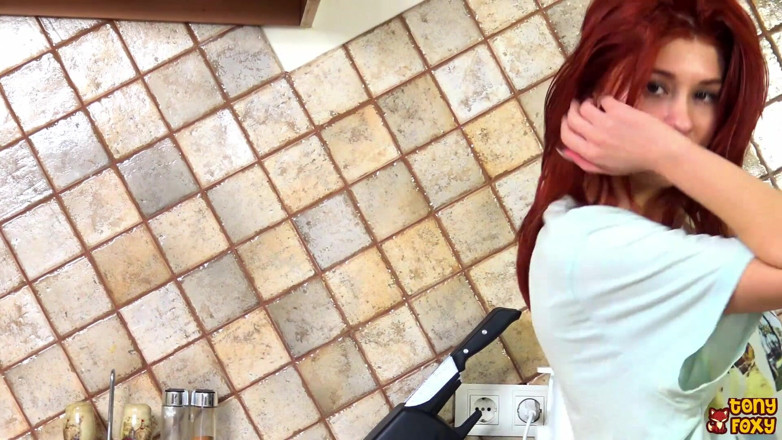 Tony Foxy: Sexy kitchen dancer