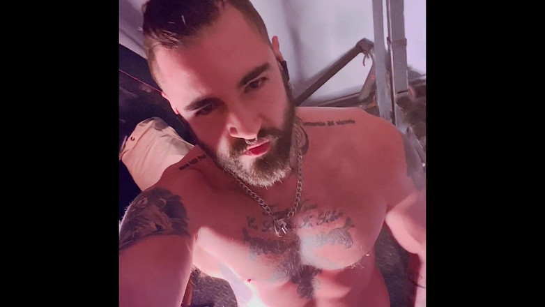 JackSpanish: Masturbare sexy la sala de sport cu pulă moale la...