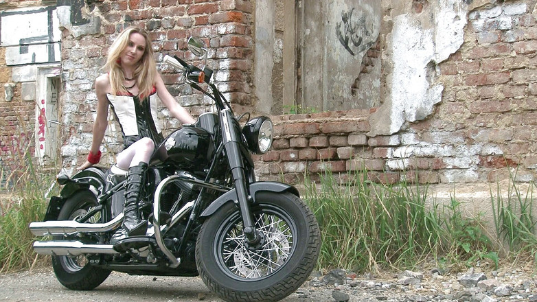 Public Entertainment: Hubená blondýnka na kole