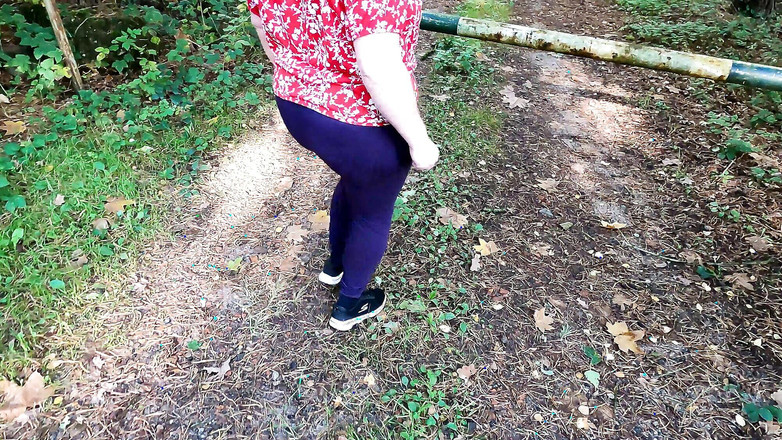 Bouncy Tits Action: Payudara besar telanjang dipukuli di penghalang