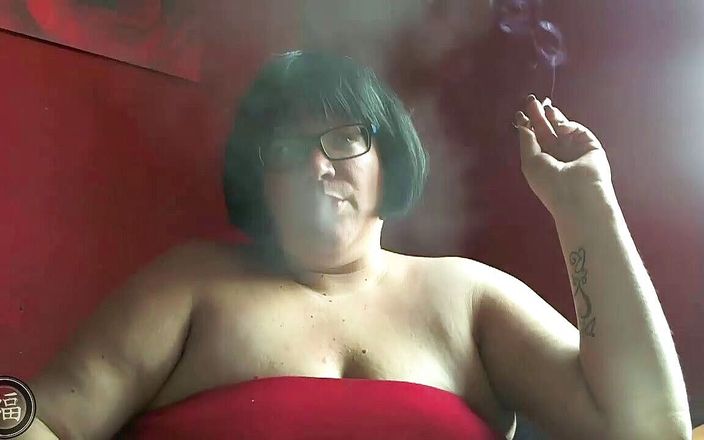 Bbw Lucky: BBW enjoys smoking