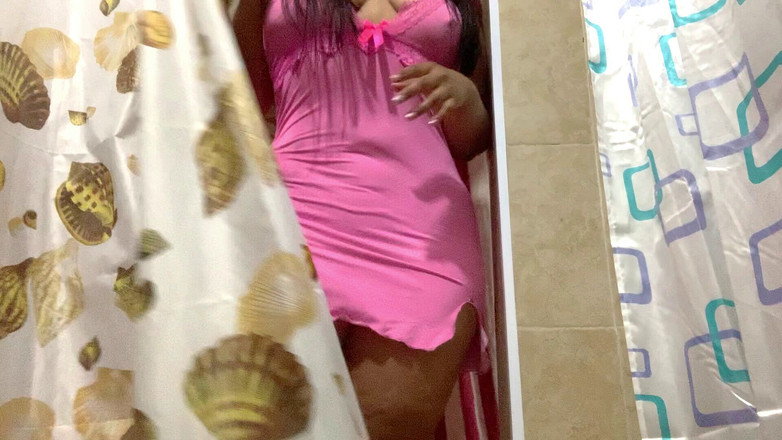 Katrina4deluxe: Macecha na kameře v pyžamu chčije v koupelně