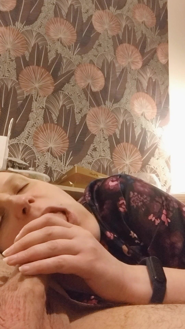 Titi77: Dia menghisap dan mengoleskan kekasih mudanya dalam swafoto